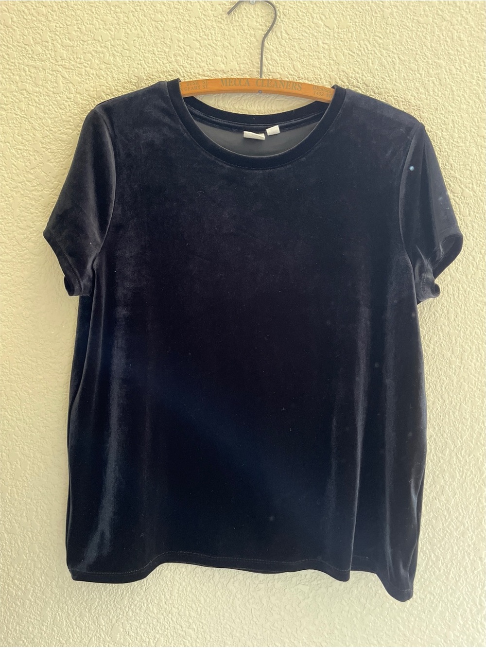 Gap Black Velvet Short Sleeve Tee Women’s Size Medium